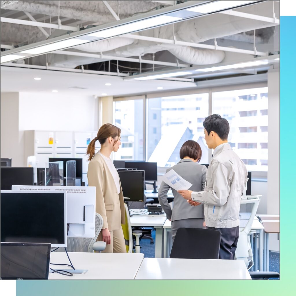 オフィス内の職員